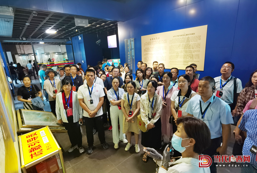 學(xué)員在殷墟博物苑參觀學(xué)習(xí)。記者張友豪攝1_副本